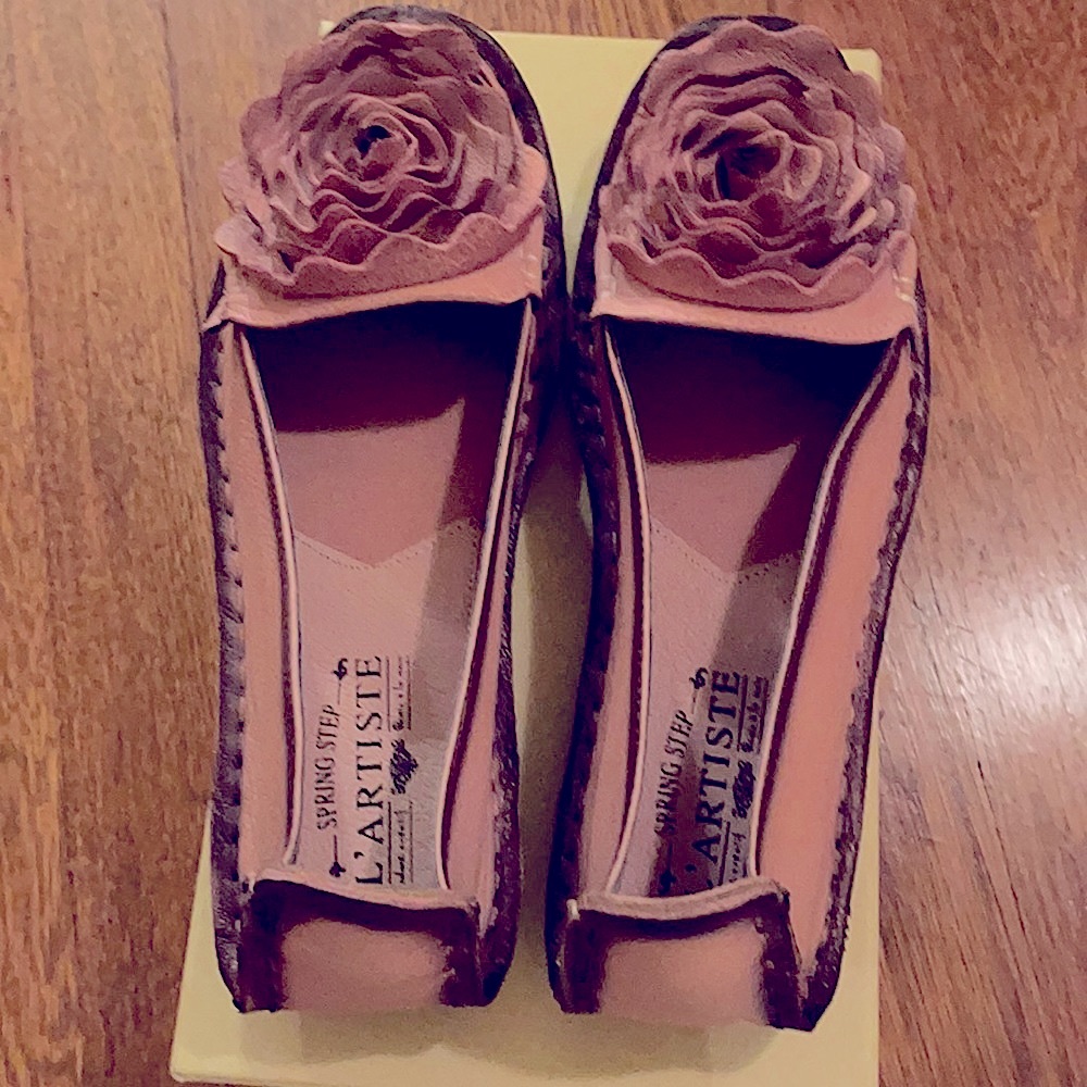 L’Artiste. Brand new pair of darling PINK flat shoes. Size Eur 39 or US 8.5.